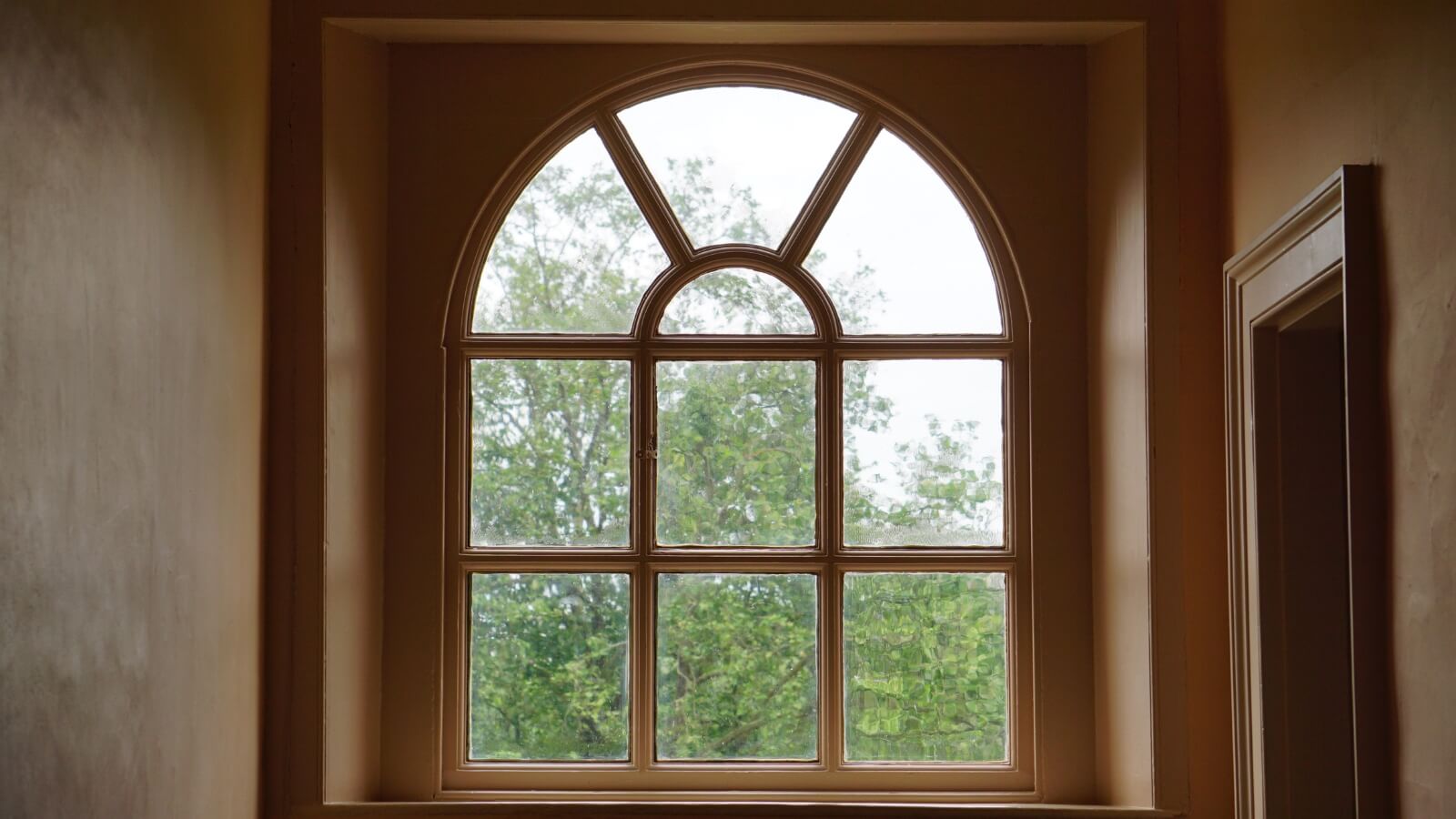 Window with arc